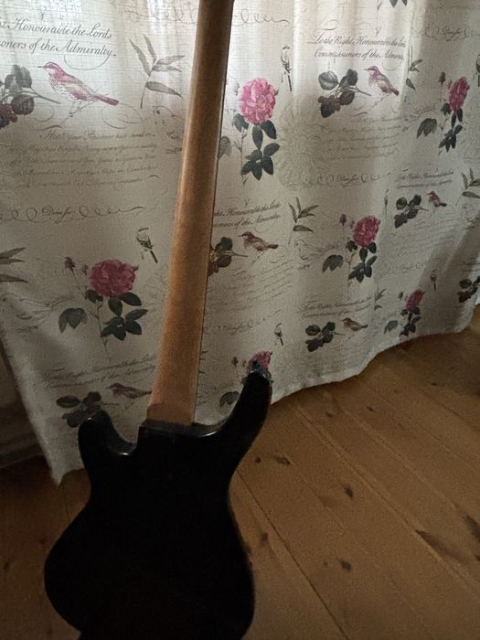 Бас гитара 5 струнная