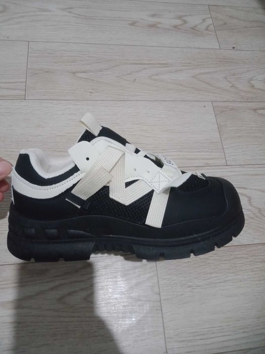 Женские кроссовки