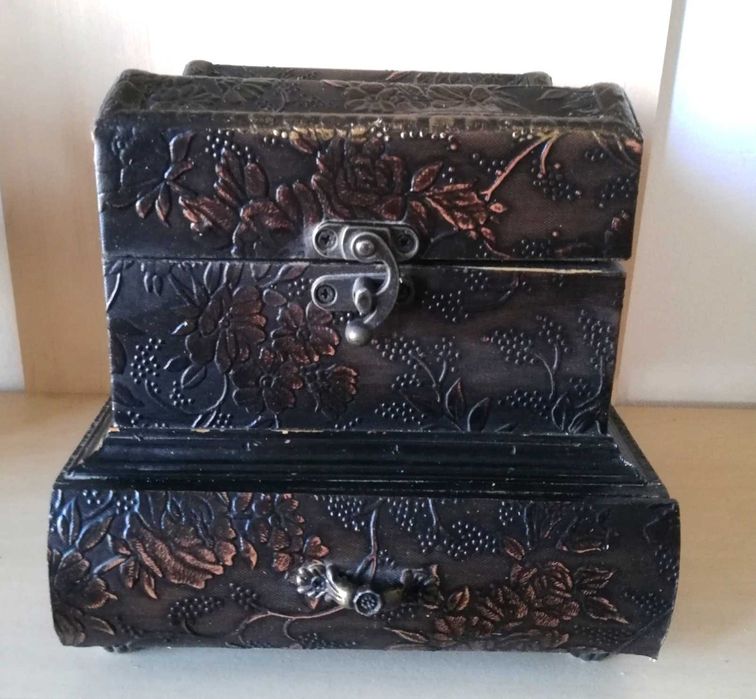 Дървена винтидж кутийка с часовник