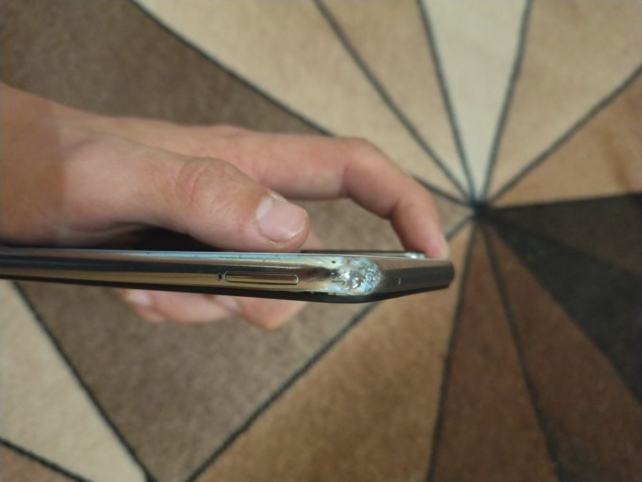 Telefon redmi note 8 stare bună doar că are mici defecte pe colțuri