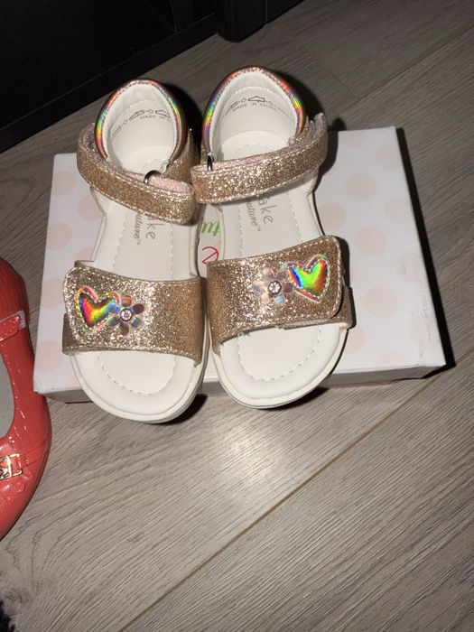 Sandalute fetita noi