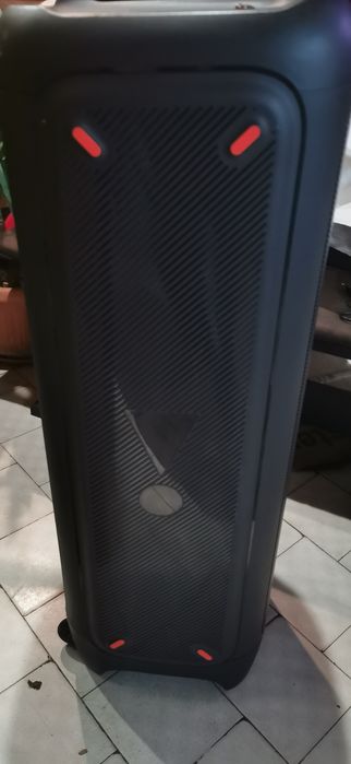 Продавам колона jbl partybox 1000