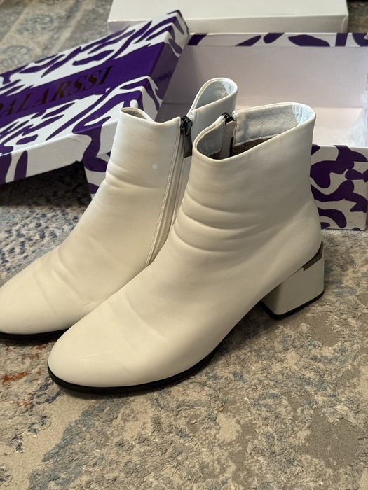 Белая полусапожка