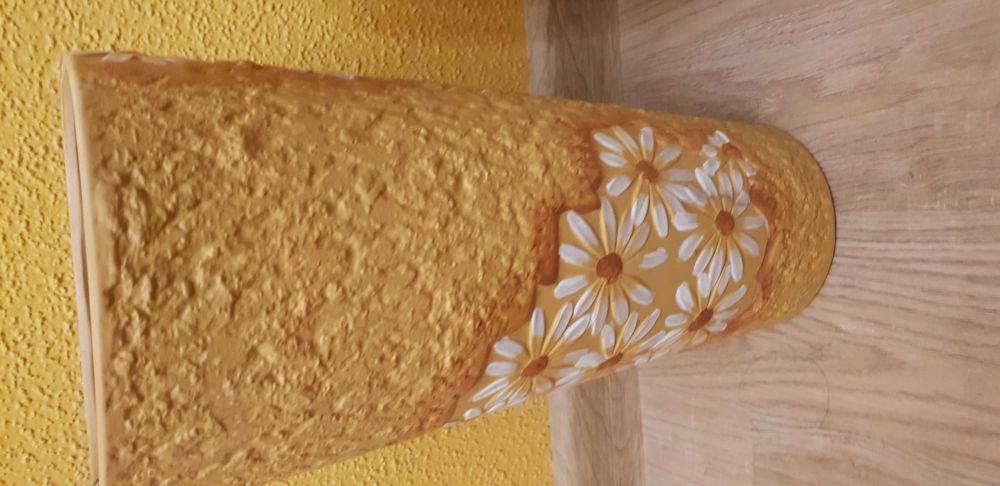 Продавам  две вази цвят бежово с тъмно жълто