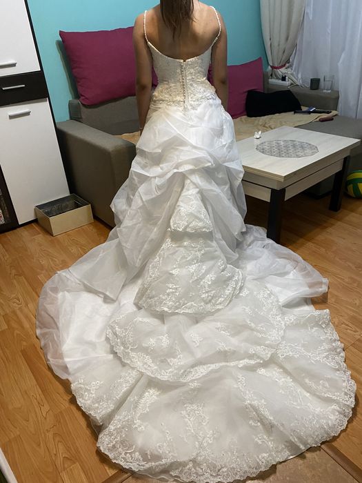 rochie de mireasa alba cu trena extensibila