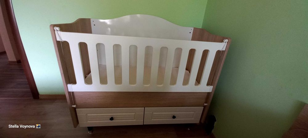 Люлееща, дървена бебешка кошара