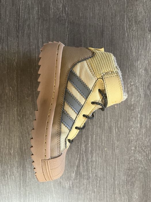 Продам детские ботинки adidas