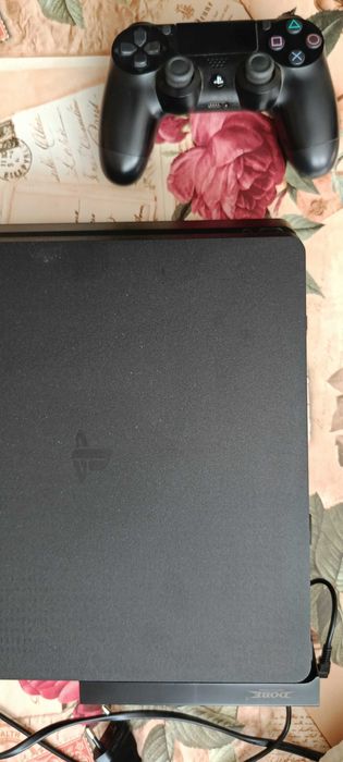 Продавам PS4Slim+16игри в отлично състояние към нея!