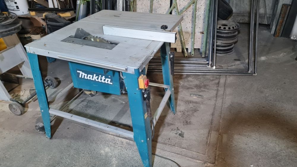 Vand circular cu masa Makita - 2000w, abrict si exhaustare