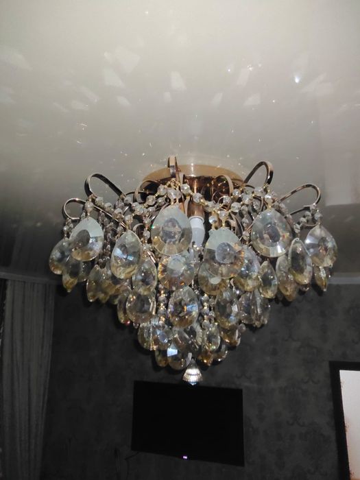 Продам хрустальную люстру