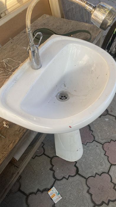 Раковина, белого цвета, овальная.  В хорошем состоянии.  Не битый