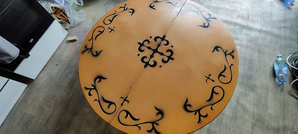 Стол напольный лакированный