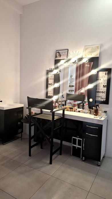 Studio style închiriază 4 posturi