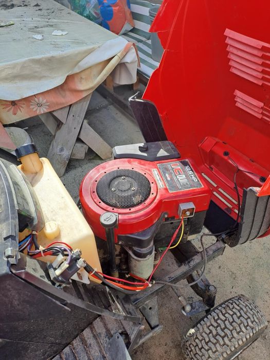 Vând tractor de gazon