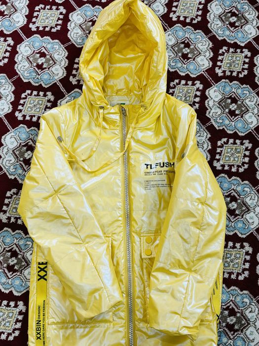 Куртка желтая осень