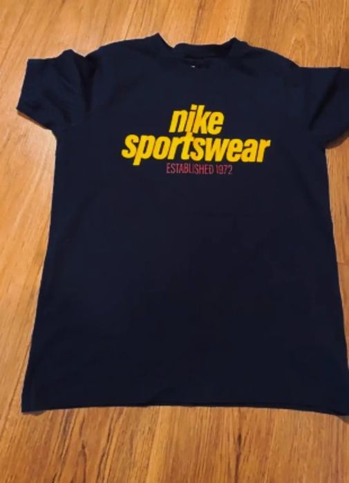 Acest tricou  de damă