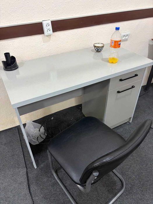 Офис мебеллари сотилади. (Стол Шкаф)