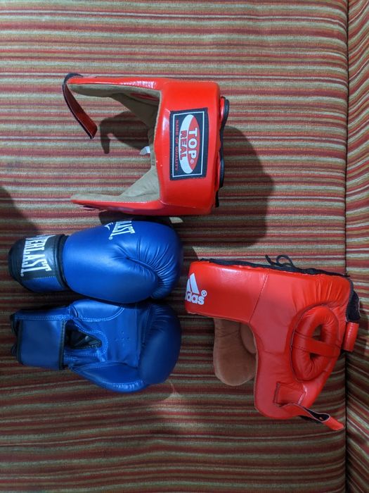 Пара шлемов и пара перчаток.