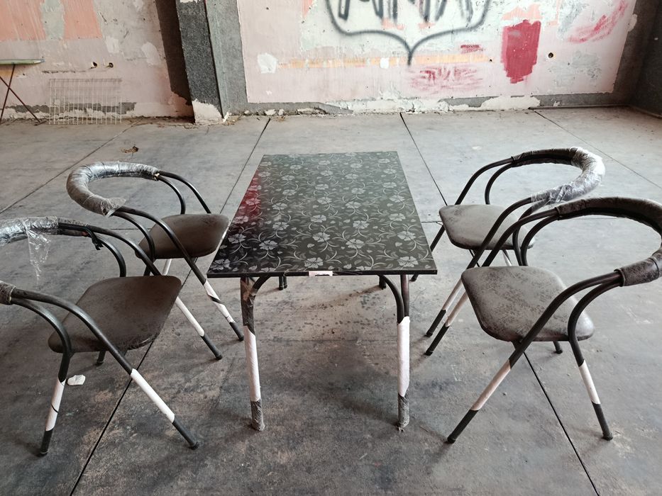 Oshxona stol stul holati yangi. 10 juft 1 ta stol 4 ta stuli bilan.