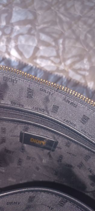 Черна кожена чанта на DKNY