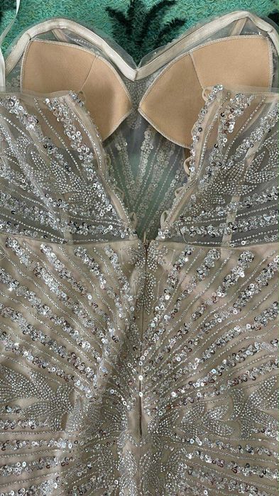 Бежова рокля с паиети