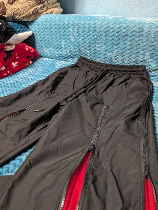 Pantaloni cu fermoar