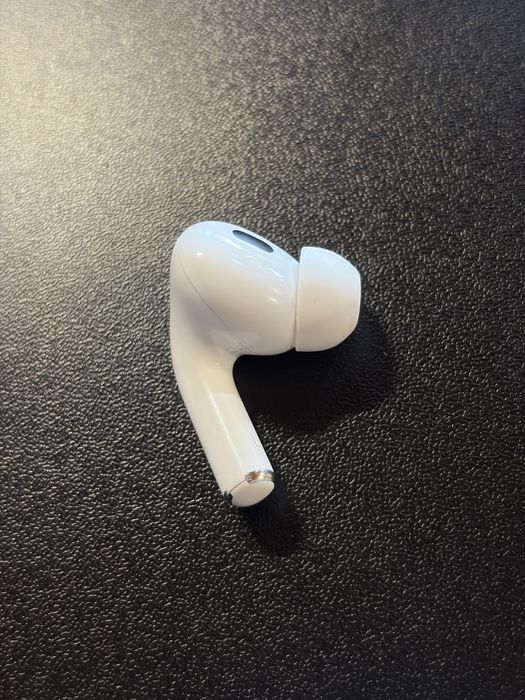 Airpods Pro 2 Lightning с проблем в дясна слушалка