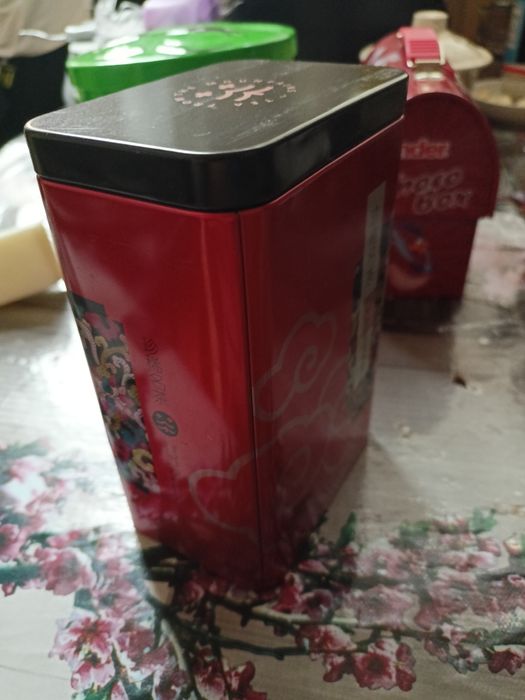 Металлические баночки - коробочкии две светящие игрушки