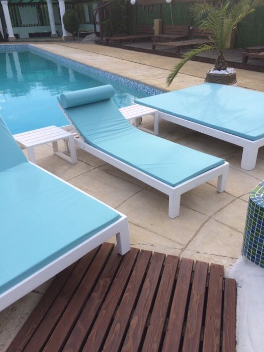 sezlong piscina plaja gradina