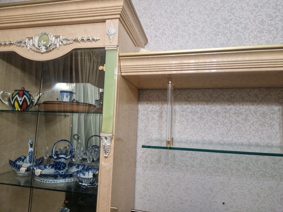 Стенка в гостиной со столиком