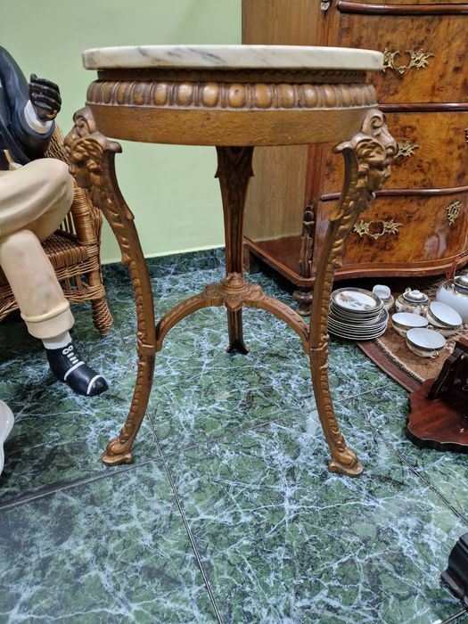 Уникална антикварна метална градинска масичка с мраморен плот