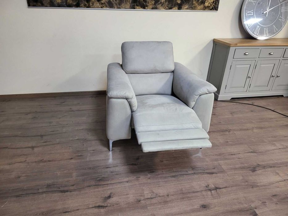 Светло сив фотьойл от плат с електрически релаксиращ механизъм