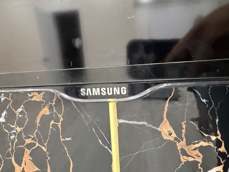 Телевизор SAMSUNG черного цвета