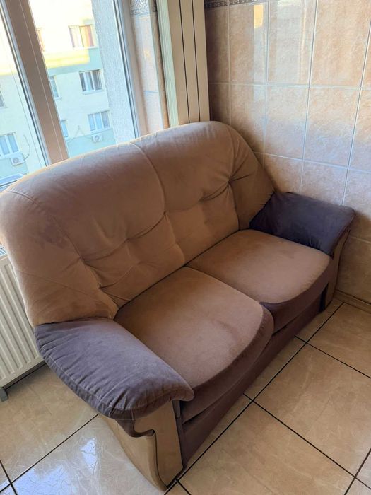 Set Canapele Confortabile din Pluș Maro (3 Locuri + 2 Locuri)