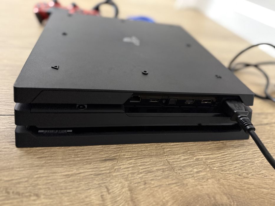 PlayStation 4 Pro – 1TB*, DualShock 4, stare foarte bună