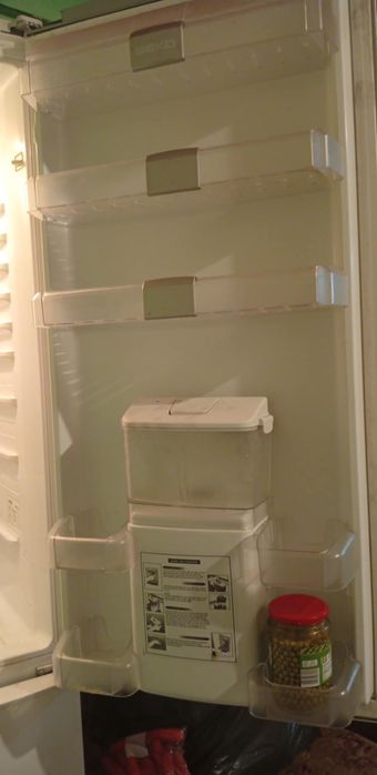 Vând frigider 350 doar că rafturile de sus nu le mai am