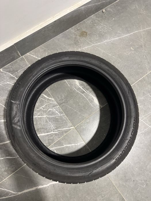 Продам пару шин 235/40/19
