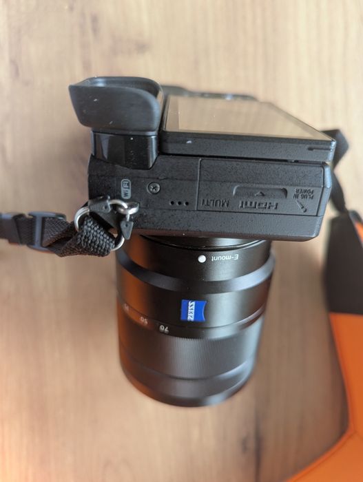 Продавам фотоапарат Sony A6300 с обектив Sony Carl-Zeiss 16-70mm f/4 OSS
