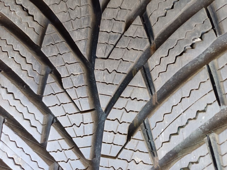 Гуми 225/45/17 Континентал