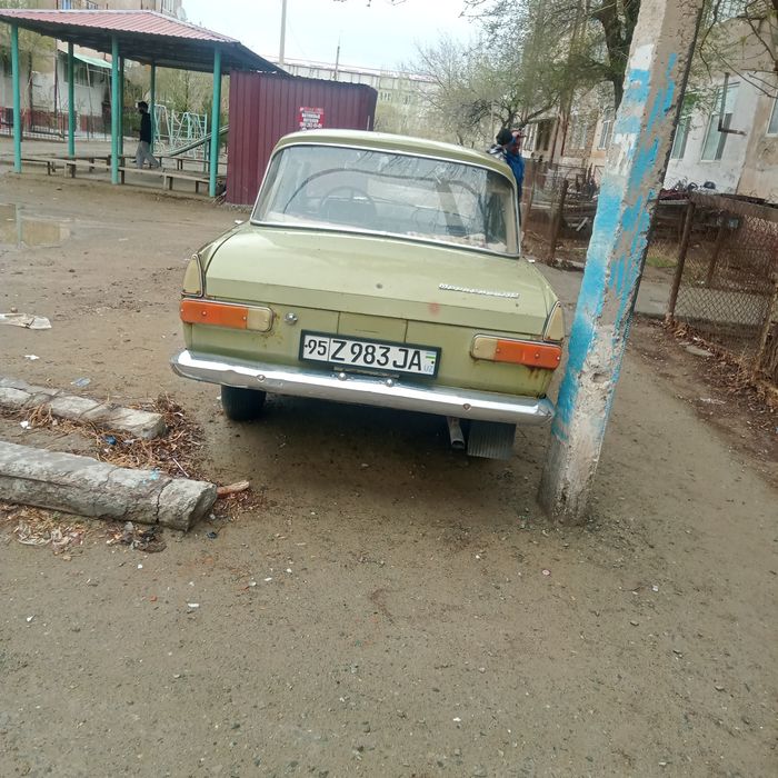 Москвич бу. . но на ходу. Мотор хороший цена 6 мил договорная