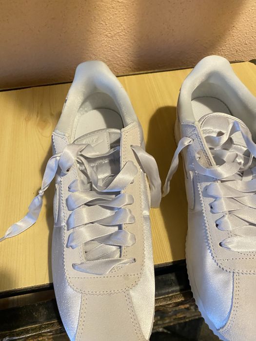 Продавам дамски маратонки