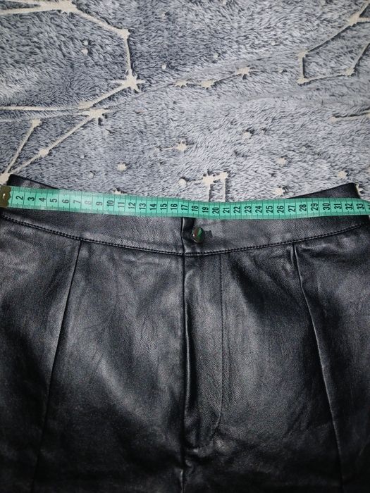 Pantaloni scurti din imitație piele