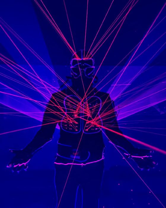 Lazer kostyum sotiladi