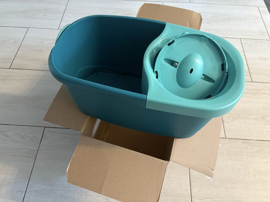 Set Leifheit Clean Twist compus din găleată și mecanism de stoarcere pentru mop.