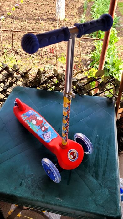 Vând   trotinete cu 3 roti Spidey si prieteni.  100 lei