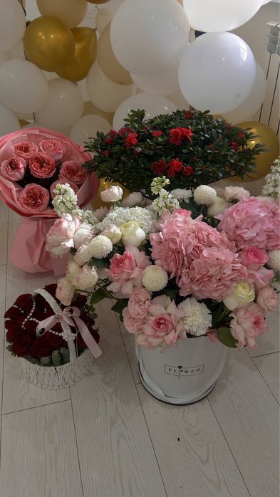 Красные розы на корзине