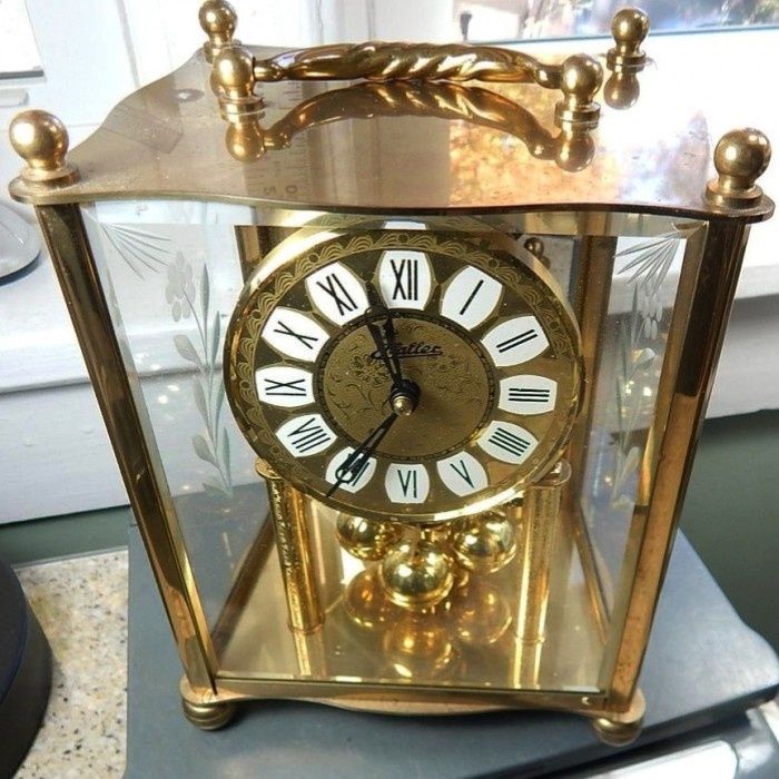 Un superb ceas de birou,șemineu aniversar cu întoarcere la un an mecan