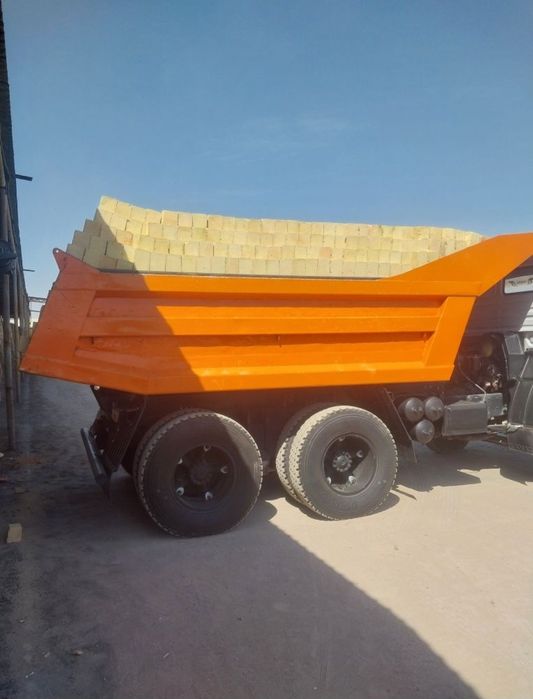 Xom va pishgan gishtlar bor