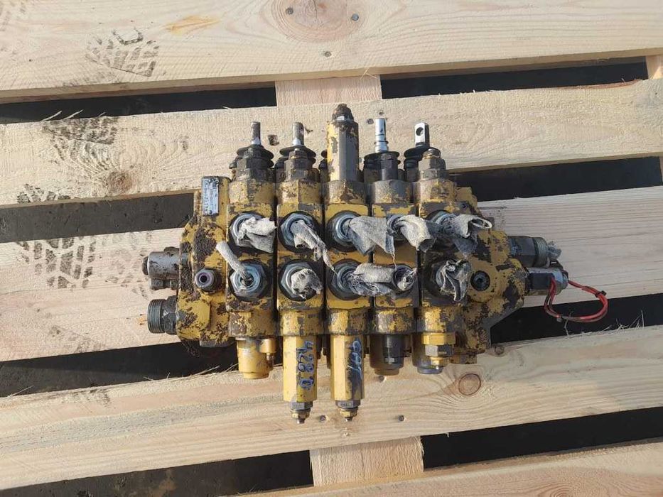 Distribuitor hidraulic Caterpillar 180-8603 buldoexcavator Caterpillar 428D