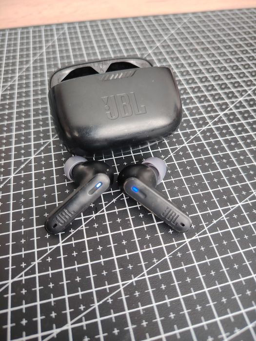 JBL Tune 230NC + Soundcore Liberty Air 2